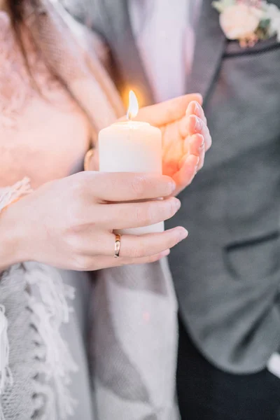 手里拿着蜡烛的年轻女子 婚礼节日理念 — 图库照片