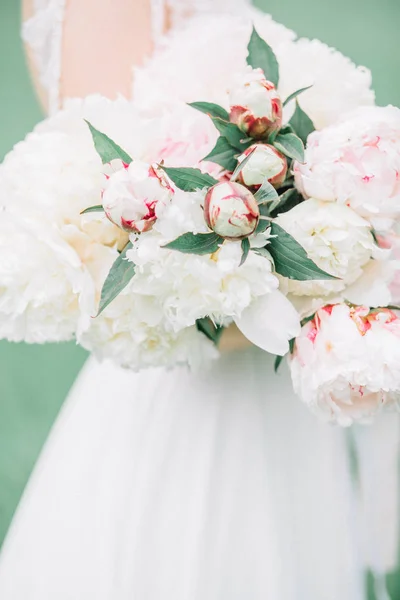 Schoonheid Bruiloft Boeket Van Roze Witte Pioen Bloemen Handen Van — Stockfoto