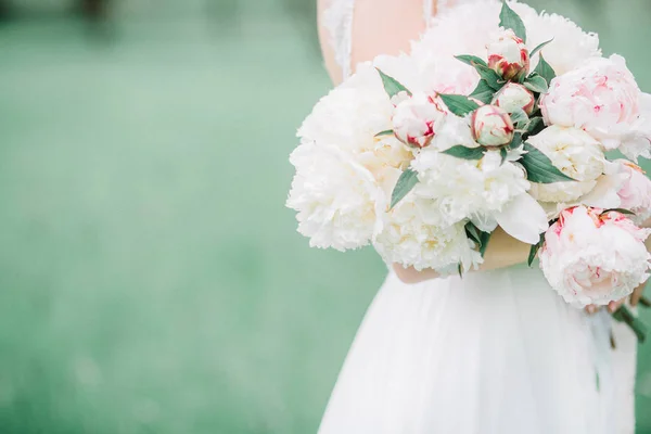 Buquê Casamento Beleza Flores Peônia Rosa Branca Nas Mãos Noiva — Fotografia de Stock