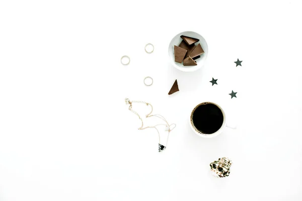 美しいクリエイティブは 白い背景上のコーヒー カップ チョコレート シェル ネックレスとリングで設定 フラット横たわっていた トップ ビュー ファッション概念 — ストック写真