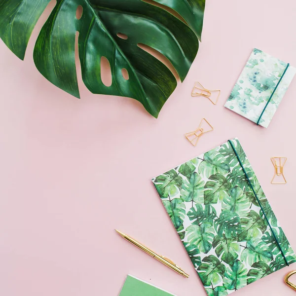 Monstera Folha Caderno Caneta Tesoura Feita Com Estilo Palma Tropical — Fotografia de Stock