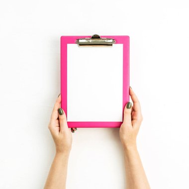 Boş pano ile metin için yer tutan eller kadın. Düz yatıyordu, en iyi görünümü kadar sahte.