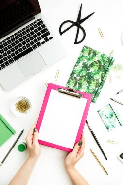 Sanatsal ev ofis Resepsiyon çalışma alanı. Pano holding kadın eller. Dizüstü bilgisayar, dizüstü bilgisayar ve Kırtasiye. Düz yatıyordu, en iyi görünümü blog kavramı.