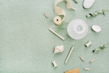 Yeşil paket arka plan şık şeyler. Düz yatıyordu, en iyi görünüm. Vazo, kalemler, şerit, okaliptüs.