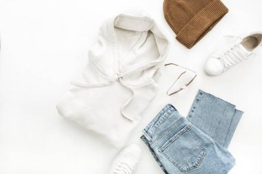 Kadın rahat moda giyim ve aksesuar beyaz arka plan üzerinde ayarlayın. Hoody, erkek kot pantolon, şapka, Ayakkabı, güneş gözlüğü. Düz yatıyordu, en iyi görünümü.