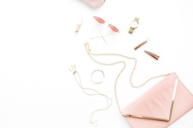 Kadın moda trendy şık pastel pembe aksesuarlar beyaz arka plan üzerinde ayarlayın. Düz yatıyordu, en iyi görünümü.