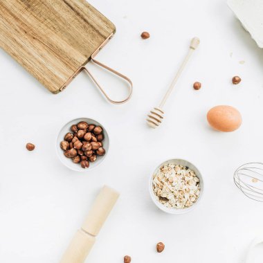 Beyaz arka plan düz yatıyordu, en iyi görünümü çiğ sağlıklı gıda maddeleri. Pişirme kavramı.