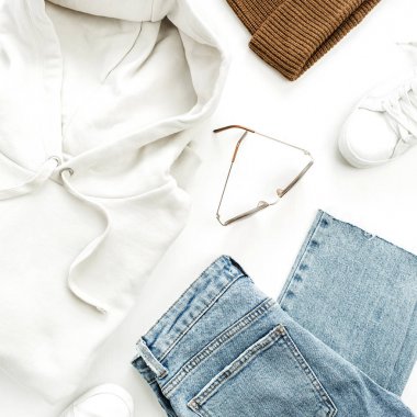 Kadın rahat moda giyim ve aksesuar beyaz arka plan üzerinde ayarlayın. Hoody, erkek kot pantolon, şapka, Ayakkabı, güneş gözlüğü. Düz yatıyordu, en iyi görünümü.