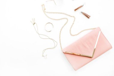 Kadın moda trendy şık pastel pembe aksesuarlar beyaz arka plan üzerinde ayarlayın. Düz yatıyordu, en iyi görünümü.