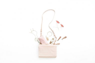 Kadın moda trendy şık pastel pembe aksesuarlar beyaz arka plan üzerinde ayarlayın. Düz yatıyordu, en iyi görünümü.