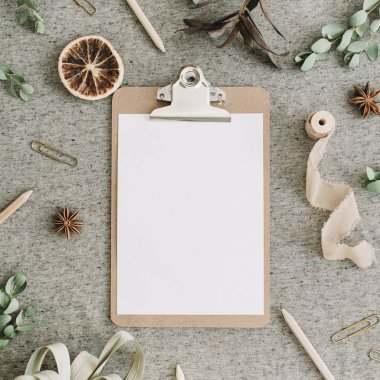 Pano boş kağıt ile okaliptüs şube, kurutulmuş portakal ve yaprakları çerçevede alay, bej battaniye arka plan üzerinde şerit. Düz yatıyordu, en iyi görünümü düğün rustik konsepti.