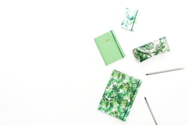 Defter, kalem ve kurşun kalem egzotik tropik palm stil beyaz arka plan üzerinde durumda. Düz yatıyordu, en iyi görünümü minimal sanatçı kavramı.