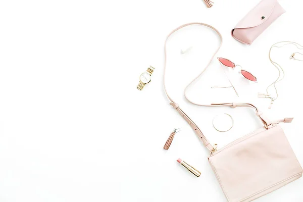 白地に淡いパステル ピンクの女性アクセサリー コレクション フラット Lat サングラス クラッチ ネックレス ブレスレット 時計の上から見る — ストック写真