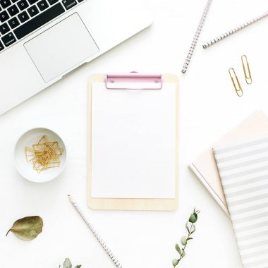 Düz yatıyordu office çalışma alanı boş Pano, dizüstü bilgisayar ve Kırtasiye beyaz arka plan üzerinde. Üstten Görünüm en az sahte Şablon kavram kadar.