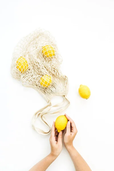 Limones Crudos Manos Femeninas Bolsa Hilo Sobre Fondo Blanco Plano — Foto de Stock