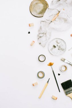 Boya fırçaları ve araçları beyaz arka plan üzerinde sanatçı çalışma alanı. Yaratıcı sanat kavramı. Düz yatıyordu, en iyi görünümü.