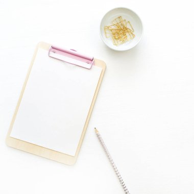 Düz yatıyordu ev ofis Resepsiyon çalışma alanı panoya beyaz arka plan ile. Üstten Görünüm en az sahte şablon.