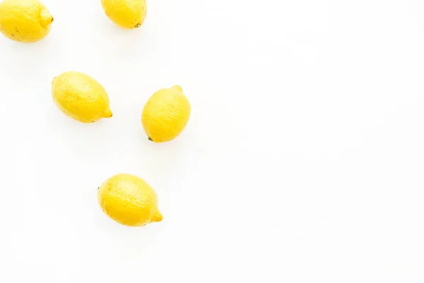 白色背景上的明亮的柠檬 顶部视图 — 图库照片