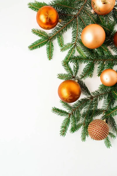 Kerstmis Nieuwjaar Vakantie Compositie Kleurrijke Kerstballen Ballen Sparren Takken Witte — Stockfoto