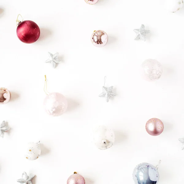 Kerstmis Nieuwjaar Vakantie Compositie Neutrale Kerstballen Ballen Sterren Witte Achtergrond — Stockfoto
