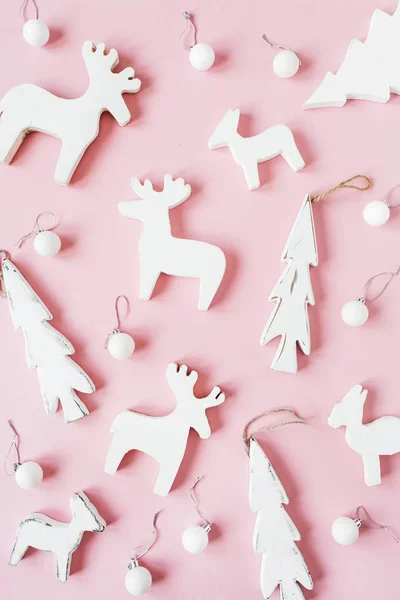 クリスマス 年末年始の構成 ピンクの背景にクリスマスの泡 おもちゃの鹿 モミの木の装飾 フラットレイアウト トップビューお祝いパターン — ストック写真