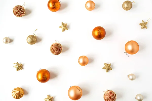 クリスマス 新年の作曲 カラフルなクリスマスの泡 ボールと白い背景に星のパターン フラットレイアウト トップビューお祝いの休日のコンセプト — ストック写真