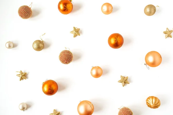 クリスマス 年末年始の構成 カラフルなクリスマスの泡 ボールと白い背景の星 フラットレイアウト トップビューお祝いのコンセプト — ストック写真
