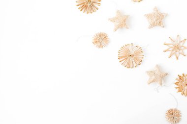 Beyaz arka planda geleneksel saman süslemeleri. Düz konum, üst görünüm Noel / Yeni Yıl en düşük kompozisyon.
