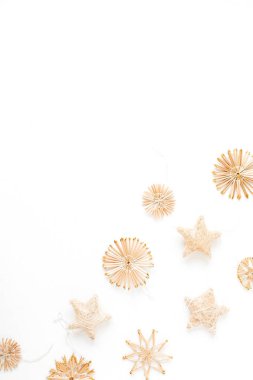 Beyaz arka planda geleneksel saman süslemeleri. Düz konum, üst görünüm Noel / Yeni Yıl en düşük kompozisyon.