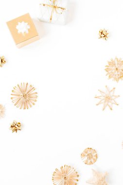Beyaz arkaplanda saman süslemelerinin maketi olan çerçeve. Düz konum, üst görünüm Noel / Yeni Yıl en düşük kompozisyon.