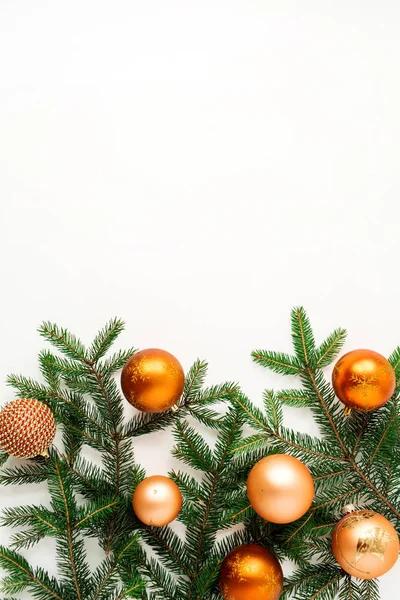 新年假期作文 白色背景的圣诞灌木 球和冷杉枝条 平平静静 尽收眼底的节日理念 — 图库照片