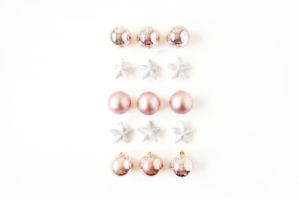 Рождественская / новогодняя праздничная композиция. Рождественские безделушки / шары и звезды на белом фоне. Плоская, вид сверху праздничная концепция
.