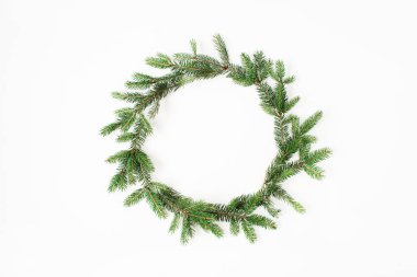 Noel / Yeni Yıl bayramı kompozisyonu. Beyaz arkaplandaki köknar dallarının çelenkleri. Düz konum, üst görünüm, kopyalama alanı olan şenlik modeli.