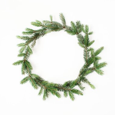 Noel / Yeni Yıl bayramı kompozisyonu. Çerçeve çelengi beyaz arkaplandaki köknar dallarının taklidini yap. Düz konum, üst manzara şenlik konsepti.