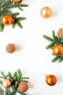 Noel / Yeni Yıl bayramı kompozisyonu. Beyaz arka planda noel süsleri / toplar ve köknar ağacı dalları. Düz konum, üst manzara şenlik konsepti.
