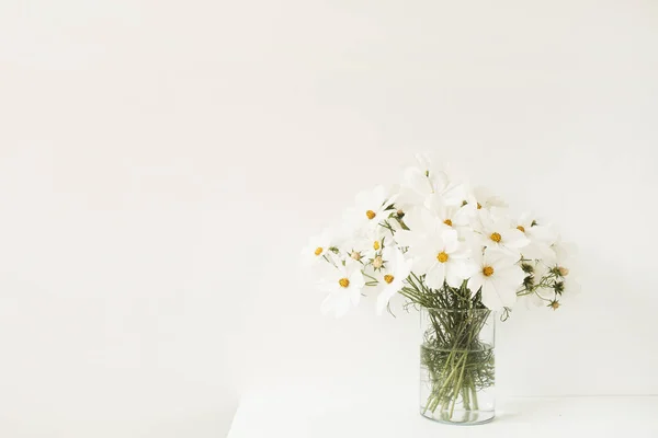 白いカモミールと美しい背景 白いテーブルの上に立つ花瓶のデイジーの花 結婚式 誕生日 記念日のコンセプト — ストック写真