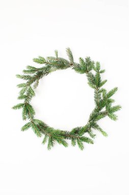 Noel / Yeni Yıl bayramı kompozisyonu. Çerçeve çelengi beyaz arkaplandaki köknar dallarının taklidini yap. Düz konum, üst manzara şenlik konsepti.