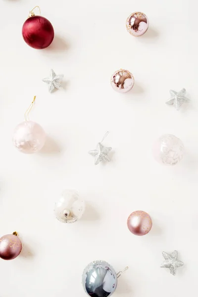 クリスマス 年末年始の構成 中性クリスマスの泡 ボールと白い背景の星 フラットレイアウト トップビューお祝いのコンセプト — ストック写真