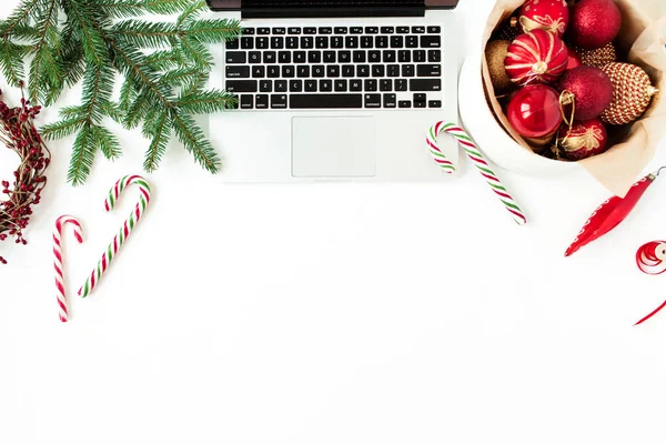 Weihnachts Neujahrsurlaubskomposition Schreibtisch Für Hause Mit Laptop Christbaumkugeln Tannenzweigen Zuckerstangen — Stockfoto