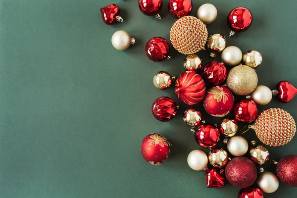 Κλείσιμο Κόκκινων Και Χρυσών Χριστουγεννιάτικων Κοσμημάτων Μπαλών Flat Lay Top — Φωτογραφία Αρχείου