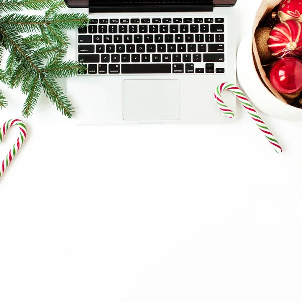 Weihnachts Neujahrsurlaubskomposition Schreibtisch Für Hause Mit Laptop Christbaumkugeln Tannenzweigen Zuckerstangen — Stockfoto