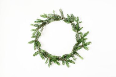 Noel / Yeni Yıl bayramı kompozisyonu. Çerçeve çelengi beyaz arkaplandaki köknar dallarının taklidini yap. Düz konum, üst manzara şenlik konsepti.