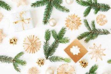 Noel / Yeni Yıl bayramı kompozisyonu. Firavun dalları, hediye kutuları, Noel mücevherleri, beyaz arka planda saman süslemeleri. Düz konum, üst manzara şenlik konsepti.