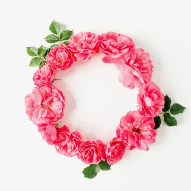 Pembe gül çiçekleri ve yapraklardan yapılmış yuvarlak çelenk çerçeve kenarı. Düz konum, üst görünüm kopyalama alanı modelleme arkaplanı.