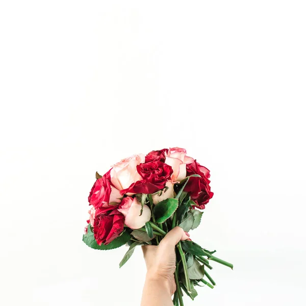 雌性的手捧着粉红色和红色的玫瑰花束 与白色的背景隔离 情人节礼物 — 图库照片