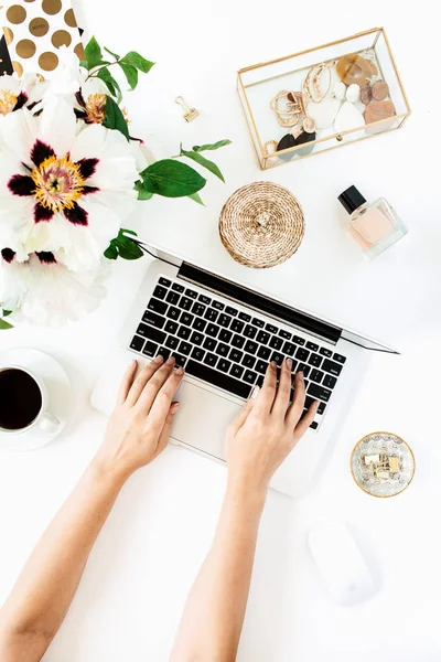 Woman Hands Work Laptop Home Office Desk Table Workspace Laptop — Stock Photo, Image