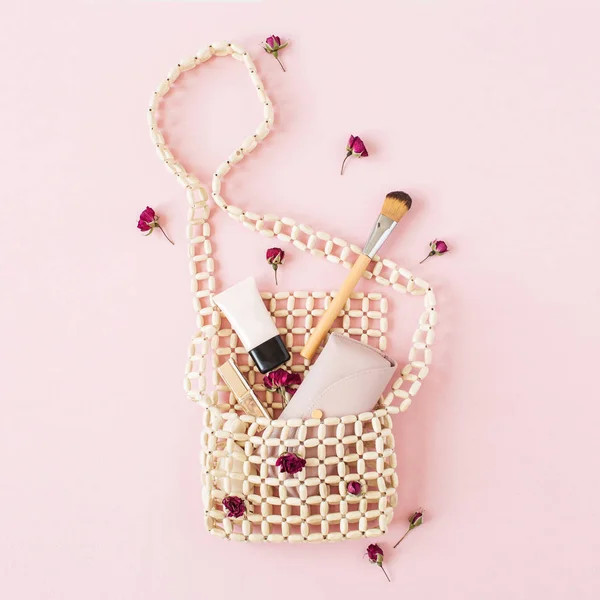 Modekomposition Mit Weiblichen Accessoires Auf Rosa Hintergrund Tasche Mit Concealer — Stockfoto