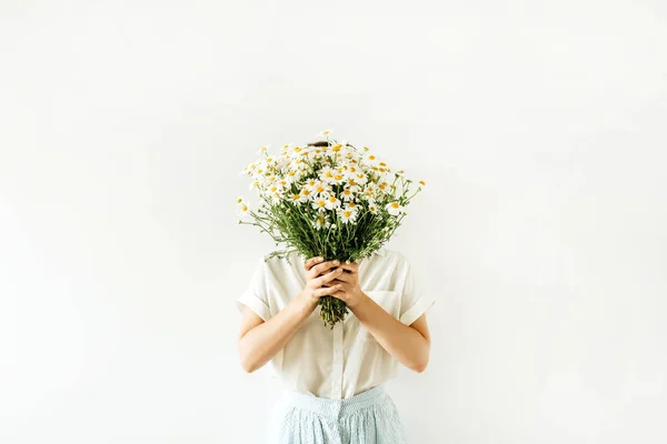 Young Pretty Woman Hold Hands Bouquet White Chamomile Daisy Flowers — ストック写真