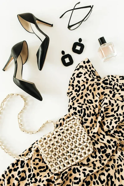 Mode Sammansättning Med Kvinnliga Kläder Och Accessoarer Leopardklänning Högklackade Skor — Stockfoto