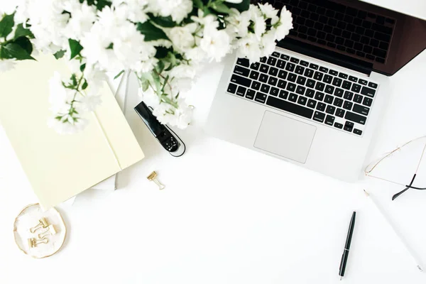 Kantoorruimte Met Laptop Bloemen Boeket Briefpapier Witte Tafel Flat Lay — Stockfoto